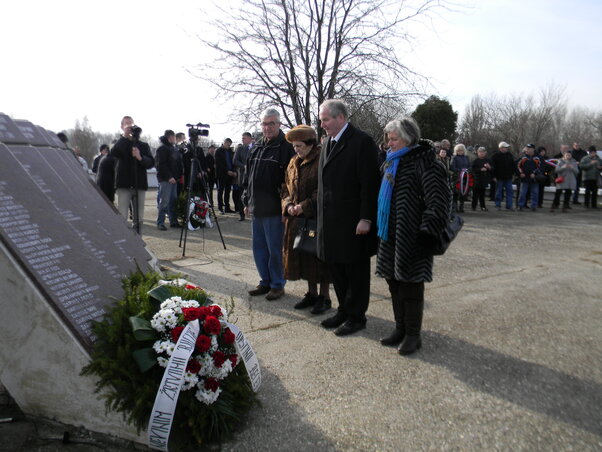 Koszorúzás a Tisza-parti emlékhelyen (Fotó: Fehér Rózsa)