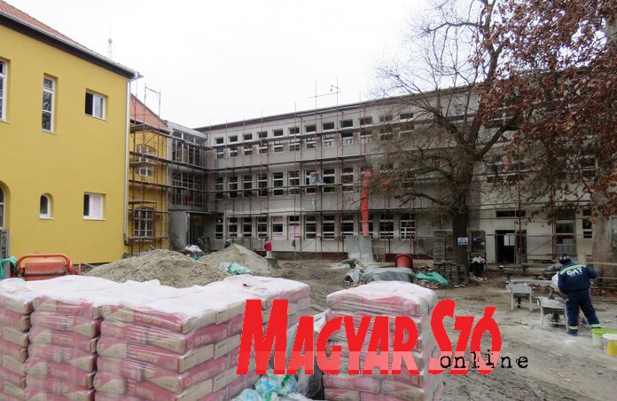 Tavaszra befejeződik az adai iskola renoválása (Fotó: Csincsik Zsolt) Tavaszra befejeződik az adai iskola renoválása (Fotó: Csincsik Zsolt)