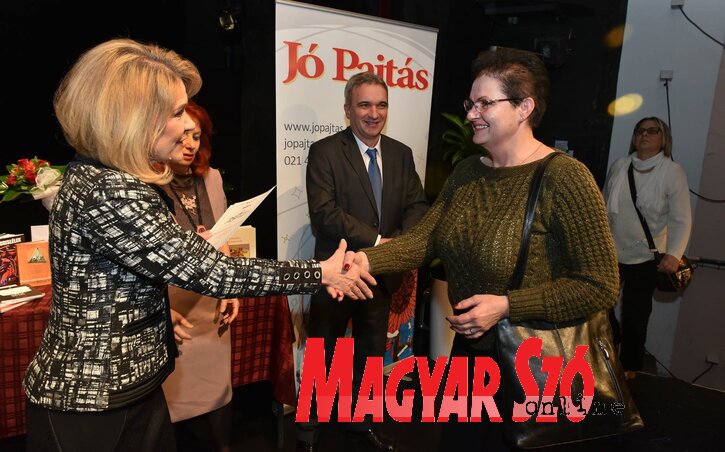 Ökrész Rozália, a Magyar Szó Kft. igazgatója átadja a díjat Slobodankának... (Ótos András felvétele)