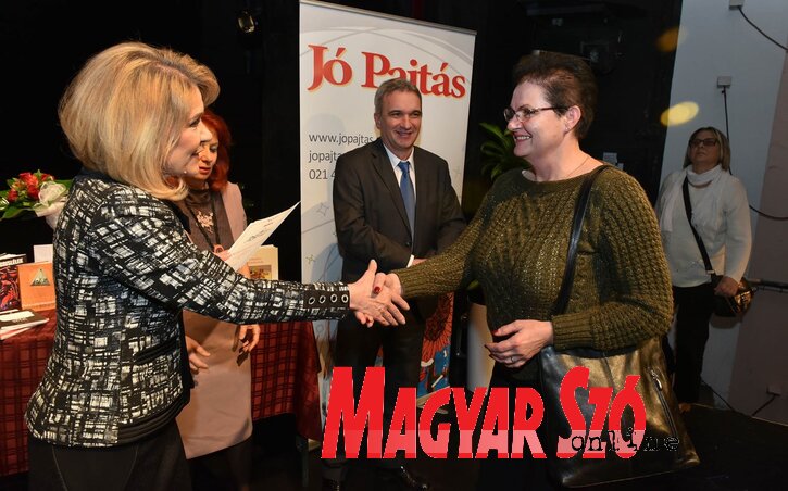 Ökrész Rozália, a Magyar Szó Kft. igazgatója átadja a díjat Slobodankának... (Ótos András felvétele) Ökrész Rozália, a Magyar Szó Kft. igazgatója átadja a díjat Slobodankának... (Ótos András felvétele)