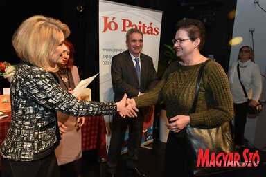 Ökrész Rozália, a Magyar Szó Kft. igazgatója átadja a díjat Slobodankának... (Ótos András felvétele)