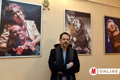 Srđan Doroški a képei előtt (Ótos András felvétele)