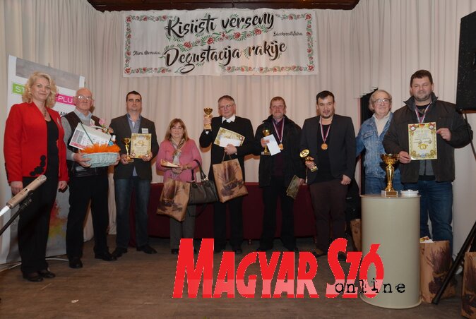 A 4. Kisüsti és 1. Kocsonyafesztivál szervezői és kategóriánkénti díjazottjai (Lakatos János felvétele) A 4. Kisüsti és 1. Kocsonyafesztivál szervezői és kategóriánkénti díjazottjai (Lakatos János felvétele)