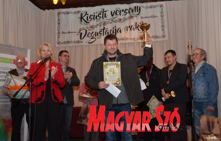 A topolyai Turuc József készítette a IV. Kisüsti verseny győztes pálinkáját (Lakatos János felvétele) A topolyai Turuc József készítette a IV. Kisüsti verseny győztes pálinkáját (Lakatos János felvétele)