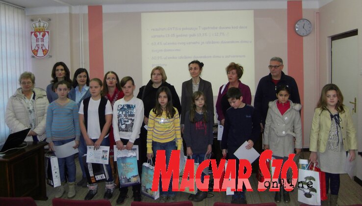 A díjazott tanulók csoportja tanáraikkal és a sajtótájékoztató résztvevőivel (Fotó: Patyi Szilárd)