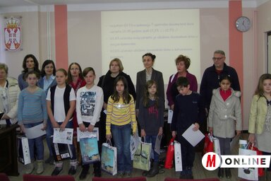 A díjazott tanulók csoportja tanáraikkal és a sajtótájékoztató résztvevőivel (Fotó: Patyi Szilárd)