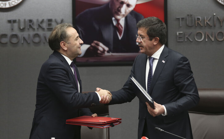 Rasim Ljajić és Nihat Zeybekçi a szerződés aláírását követően (Fotó: Pool via Beta)