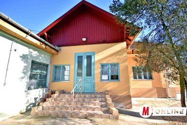 A palicsi helyi közösség épülete az új járdaszegéllyel (Fotó: Gergely Árpád)