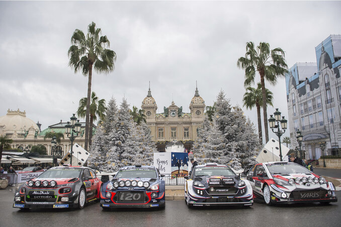 A versenyautók a futam előtt hagyományosan felsorakoznak a Monte-Carlo Kaszinó előtt (Fotó: Beta/AP)