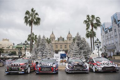 A versenyautók a futam előtt hagyományosan felsorakoznak a Monte-Carlo Kaszinó előtt (Fotó: Beta/AP)