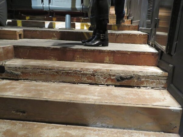 Biztonsági okok miatt kellett bezárni a színpadot