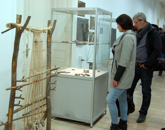 A látogatók érdeklődve nézték, elődeik hogyan éltek, milyen eszközöket használtak