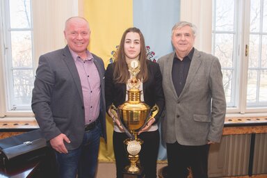 Kéri Valentina az edzőjével (balról) és Zenta polgármesterével (Herédi Krisztián felvétele)