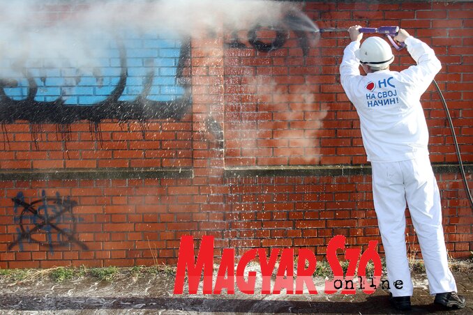 Nagy különbség van a művészek által készített falfestmények, és a primitív, gyűlöletkeltő feliratok, falfirkák között (Ótos András felvétele)