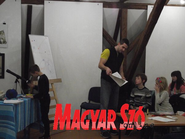 Boldog Ádám csillagászati előadását nagy figyelemmel követték a gyerekek (Herceg Elizabetta felvétele) Boldog Ádám csillagászati előadását nagy figyelemmel követték a gyerekek (Herceg Elizabetta felvétele)