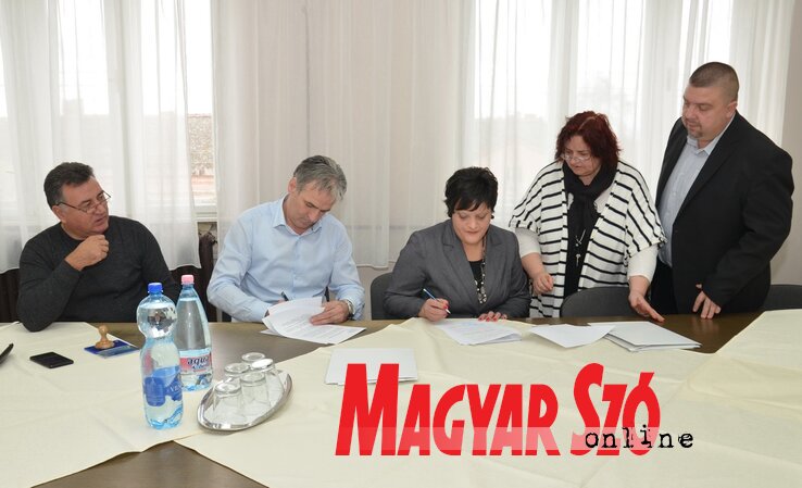 Az önkormányzat képviselői szerződést írnak alá Faragó Papp Boglárkával, a bácsketehegyi Izida alelnökével (Lakatos János felvétele) Az önkormányzat képviselői szerződést írnak alá Faragó Papp Boglárkával, a bácsketehegyi Izida alelnökével (Lakatos János felvétele)