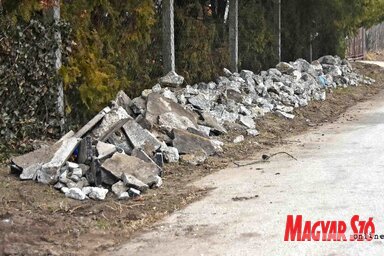 Széttört és otthagyott betondarabok (Fotó: Gergely Árpád)