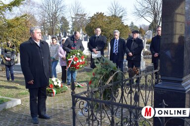 A zentai önkormányzat nevében Ceglédi Rudolf helyezte el az emlékezés virágait (Máriás Endre felvétele)