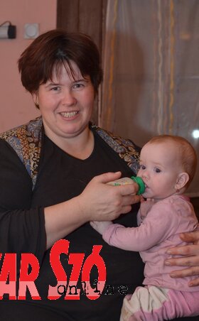 Amália a család legfiatalabb tagjával (Lakatos János felvétele) Amália a család legfiatalabb tagjával (Lakatos János felvétele)