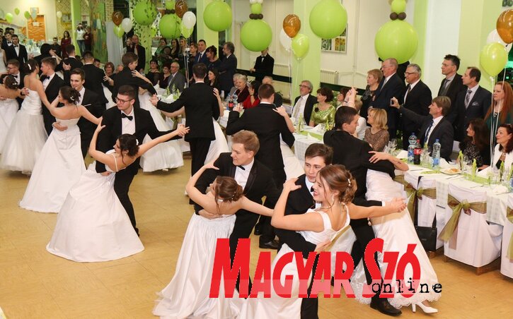 Érettségiző diákok nyitótánca