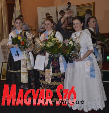 A legszebb fonó az udvarhölgyeivel: Jovana Vidaković, Ivana Dulić, Maja Antunović (Fotó: Paszterkó Erika)