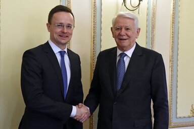 Szijjártó Péter és Teodor Melescanu (Fotó: MTI)