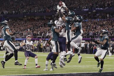 Rob Gronkowski egy emeletes Eagels-szendvicsben (Fotó: Beta/AP)