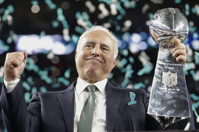 Jeffrey Lurie, az Eagles tulajdonosa a Vince Lombardi-trófeával (Fotó: Beta/AP) Jeffrey Lurie, az Eagles tulajdonosa a Vince Lombardi-trófeával (Fotó: Beta/AP)