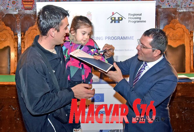 Danijel Trifković és kislánya átveszik a szerződést Bojan Stevićtől (Fotó: Gergely Árpád)