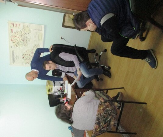 A konzul (állva) személyesen segíti a kérelmezőket (Fotó: Fekete J. József)