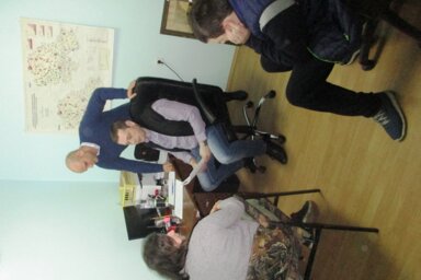 A konzul (állva) személyesen segíti a kérelmezőket (Fotó: Fekete J. József)