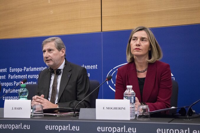 Johannes Hahn és Federica Mogherini: 2025 nem a csatlakozás végső időpontja, nem kötelező érvényű, hanem jelzésértékű, és elérése megvalósítható (Fotó: Beta)