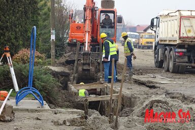 A polgárok szeretik tudni, mire költi az önkormányzat pénzüket. Képünkön csatornáznak az Ivo Lola Ribar utcában (Góbor Béla felvétele)