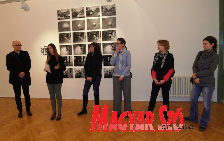 Aleksandar Mladenović, Nela Tonković és Jasmina Jovančić-Vidaković a művészek egy csoportjával (Fotó: Patyi Szilárd)