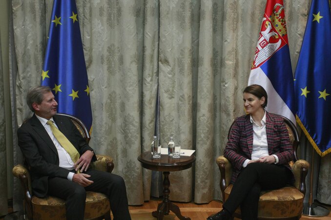 Ana Brnabić kormányfő is tárgyalóasztalhoz ült az uniós tisztségviselővel (Fotó: Beta)