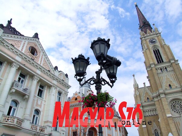 A nagytemplom főbejárata fölött a kalocsai érsekség címere díszlik, tetőzetét pedig színes Zsolnay-majolika fedi (Dávid Csilla felvétele) A nagytemplom főbejárata fölött a kalocsai érsekség címere díszlik, tetőzetét pedig színes Zsolnay-majolika fedi (Dávid Csilla felvétele)