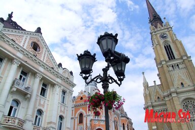 A nagytemplom főbejárata fölött a kalocsai érsekség címere díszlik, tetőzetét pedig színes Zsolnay-majolika fedi (Dávid Csilla felvétele)