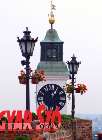 A Dunán érkezőket a Péterváradi vár toronyórája fogadja, amelyen a nagymutató mutatja az órák múlását, hogy a hajókról messziről láthassák az időt (Dávid Csilla felvétele)