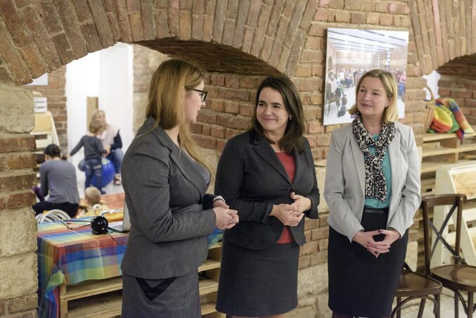 Novák Katalin, az Emberi Erőforrások Minisztériuma (Emmi) család- és ifjúságügyért felelős államtitkára (k), Oláh Emese, Kolozsvár alpolgármestere (b) és Hegedüs Csilla, a Romániai Demokrata Szövetség (RMDSZ) nőszervezete alelnöke a 2018 elejétől a határon túlra is kiterjesztett köldökzsinór programról tartott sajtótájékoztatón a kolozsvári K+ közösségi térben (MTI Fotó: Biró István) Novák Katalin, az Emberi Erőforrások Minisztériuma (Emmi) család- és ifjúságügyért felelős államtitkára (k), Oláh Emese, Kolozsvár alpolgármestere (b) és Hegedüs Csilla, a Romániai Demokrata Szövetség (RMDSZ) nőszervezete alelnöke a 2018 elejétől a határon túlra is kiterjesztett köldökzsinór programról tartott sajtótájékoztatón a kolozsvári K+ közösségi térben (MTI Fotó: Biró István)