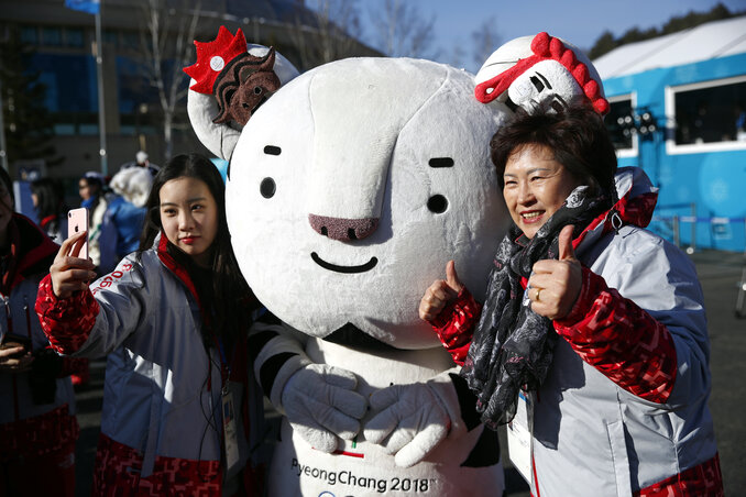 Dél-koreai önkéntesek a fehér tigris Szuhoranggal, a téli olimpia kabalafigurájával (FOtó: Beta/AP)