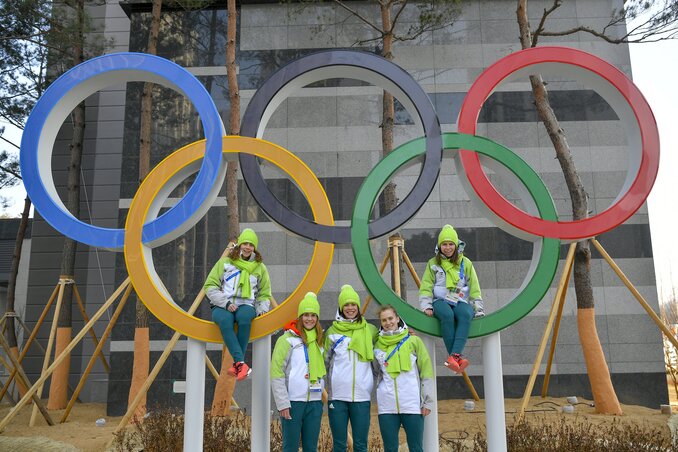 Kónya Zsófia, Heidum Bernadett, Keszler Andrea, Bácskai Sára Luca és Jászapáti Petra (balról jobbra) rövid pályás gyorskorcsolyázók a pjongcsangi téli olimpián a kangnungi olimpiai faluban (Fotó: MTI)