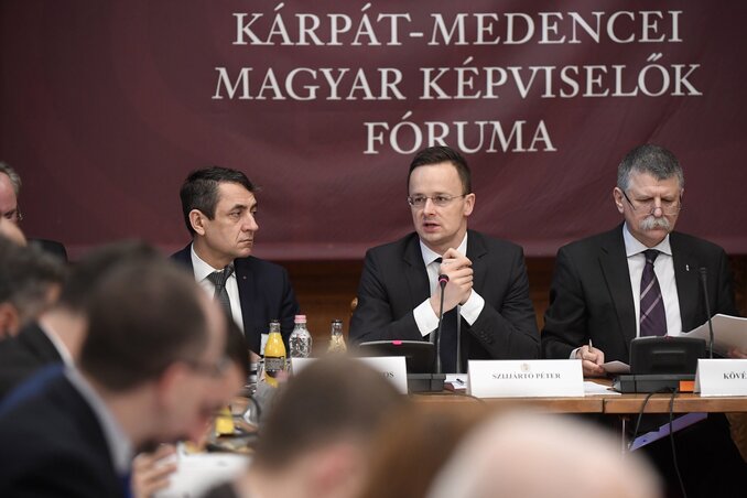 Potápi Árpád János, a Miniszterelnökség nemzetpolitikáért felelős államtitkára, Szijjártó Péter külgazdasági és külügyminiszter és Kövér László, az Országgyűlés elnöke (b-j) (MTI Fotó: Kovács Tamás) Potápi Árpád János, a Miniszterelnökség nemzetpolitikáért felelős államtitkára, Szijjártó Péter külgazdasági és külügyminiszter és Kövér László, az Országgyűlés elnöke (b-j) (MTI Fotó: Kovács Tamás)