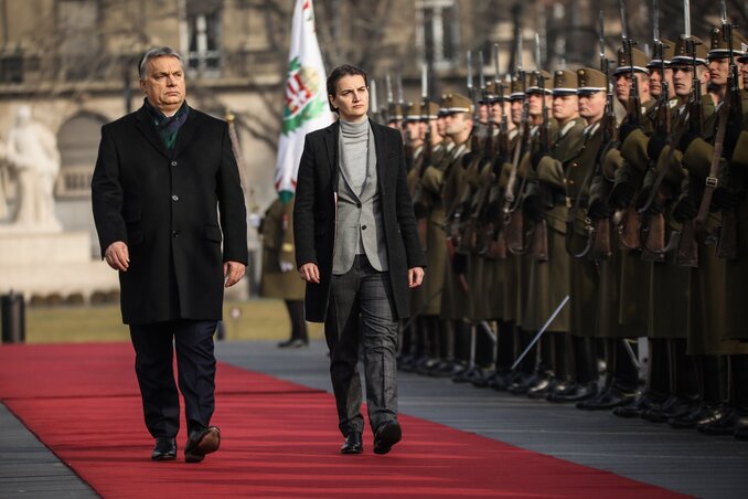 Legmagasabb katonai tiszteletadással fogadták a szerb küldöttséget (Fotó: MTI)