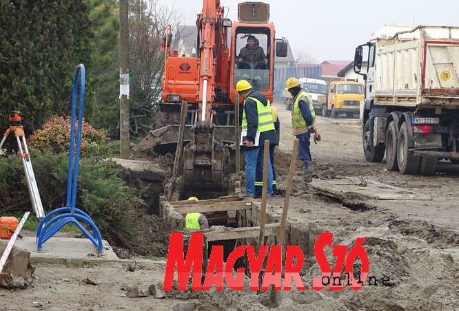 A polgárok szeretik tudni, mire költi az önkormányzat pénzüket. Képünkön csatornáznak az Ivo Lola Ribar utcában (Fotó: Góbor Béla) A polgárok szeretik tudni, mire költi az önkormányzat pénzüket. Képünkön csatornáznak az Ivo Lola Ribar utcában (Fotó: Góbor Béla)