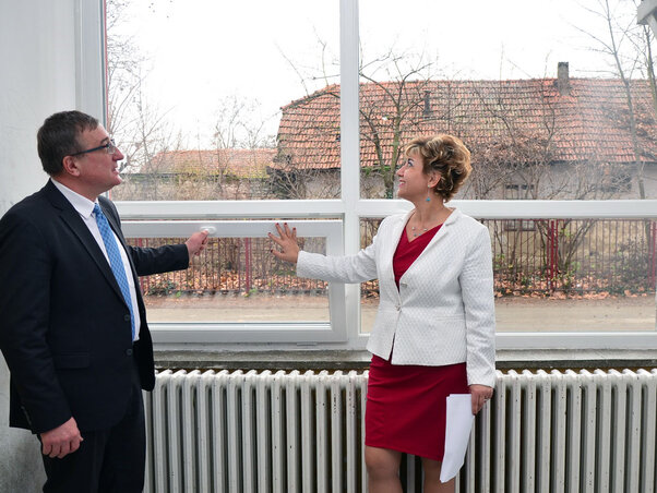Teodora Mitić elégedett az iskolának folyósított támogatással, Nyilas Mihály pedig a munkálatok minőségi kivitelezésével Teodora Mitić elégedett az iskolának folyósított támogatással, Nyilas Mihály pedig a munkálatok minőségi kivitelezésével