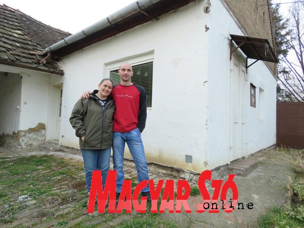 Bognár Zsuzsanna és Róbert nagyon örül a saját háznak Moholon (Csincsik Zsolt felvétele)