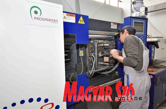 Egy-egy gép többféle termék előállítására is alkalmas (Gergely Árpád felvétele) Egy-egy gép többféle termék előállítására is alkalmas (Gergely Árpád felvétele)