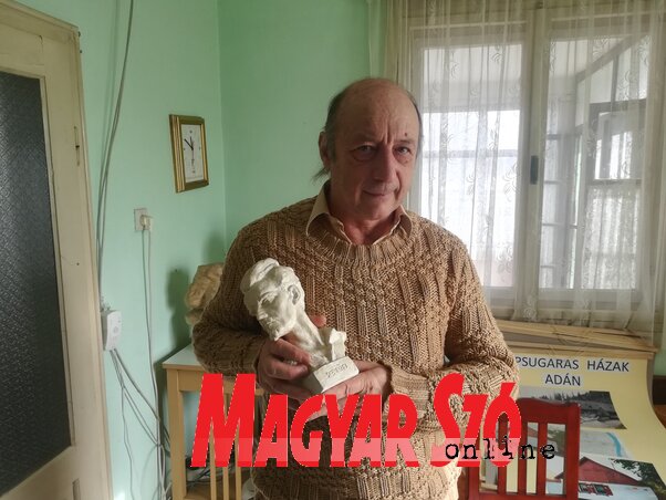 Korenchy László a Petőfi-mellszoborral (Fotó: Lukács Melinda) Korenchy László a Petőfi-mellszoborral (Fotó: Lukács Melinda)