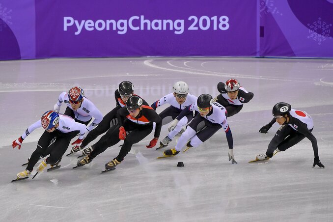 Shaoang és Liu Shaolin Sándor (balról a harmadik és a negyedik) az 5000 méteres váltó elődöntőjében. Balra a dél-koreai, jobbra a japán, középen az amerikai csapat tagjai (Fotó: MTI)