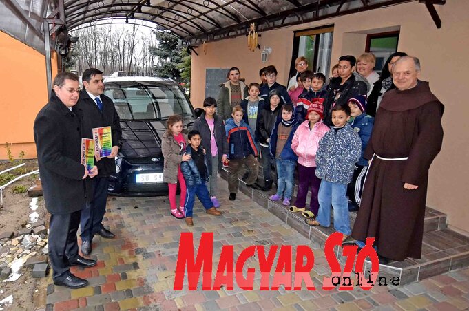 Harmath Károly atya átveszi a jármű kulcsait Babity János főkonzultól (Fotó: Gergely Árpád) Harmath Károly atya átveszi a jármű kulcsait Babity János főkonzultól (Fotó: Gergely Árpád)